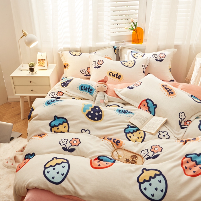 91家纺网 家纺一手货源 找家纺 佰亿莱 2024新款高克重牛奶绒印花四件套 草莓派对