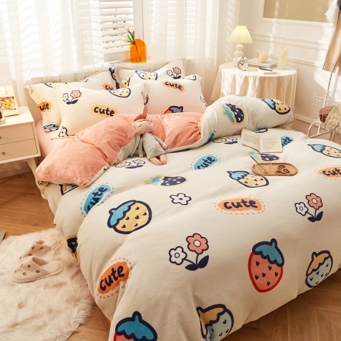 91家纺网 家纺一手货源 找家纺 佰亿莱 2024新款高克重牛奶绒印花四件套 草莓派对