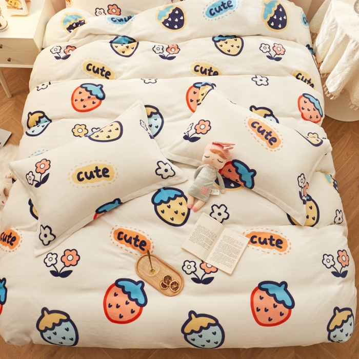 91家纺网 家纺一手货源 找家纺 佰亿莱 2024新款高克重牛奶绒印花四件套 草莓派对