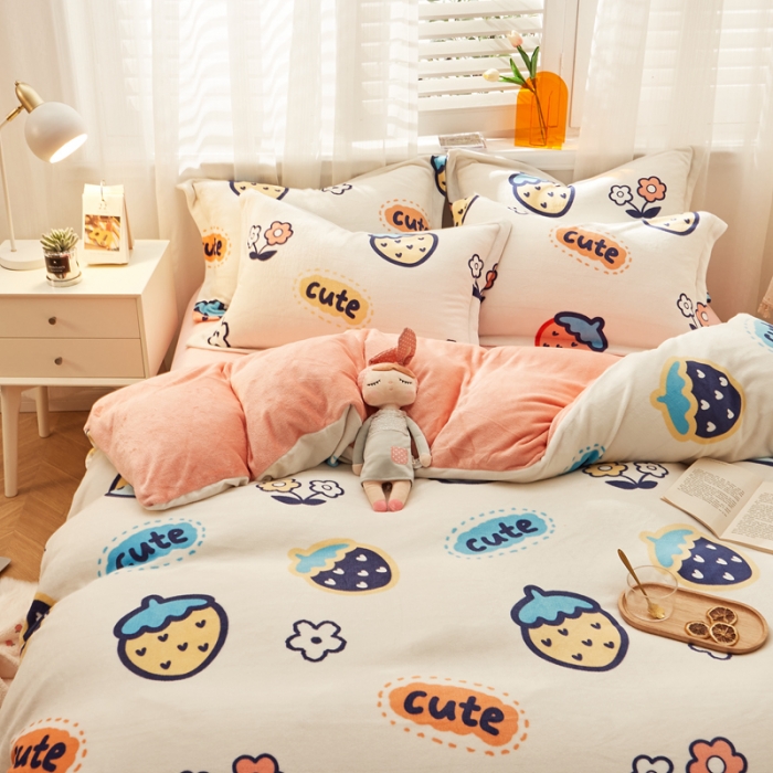 91家纺网 家纺一手货源 找家纺 佰亿莱 2024新款高克重牛奶绒印花四件套 草莓派对