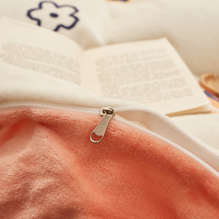 91家纺网 家纺一手货源 找家纺 佰亿莱 2024新款高克重牛奶绒印花四件套 草莓派对