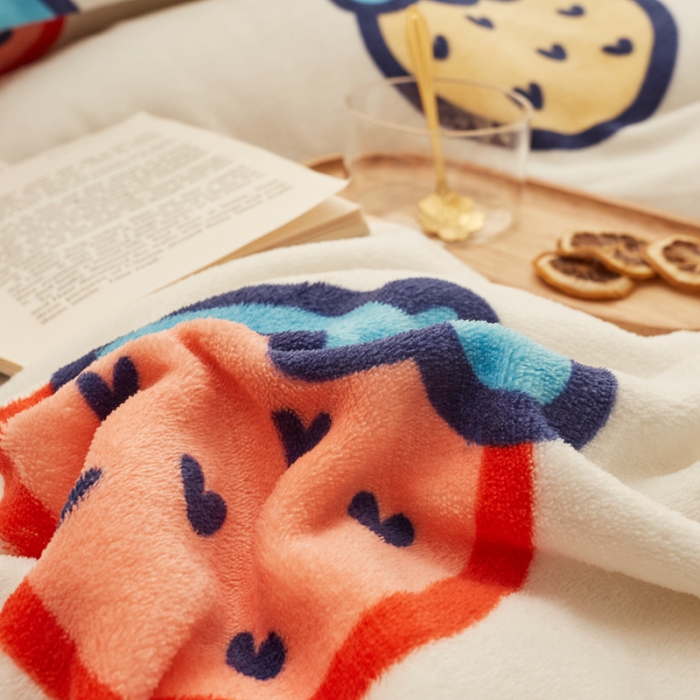 91家纺网 家纺一手货源 找家纺 佰亿莱 2024新款高克重牛奶绒印花四件套 草莓派对