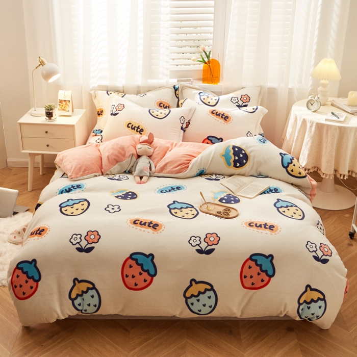 91家纺网 家纺一手货源 找家纺 佰亿莱 2024新款高克重牛奶绒印花四件套 草莓派对