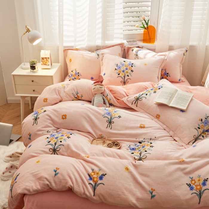 91家纺网 家纺一手货源 找家纺 佰亿莱 2024新款高克重牛奶绒印花四件套 初恋