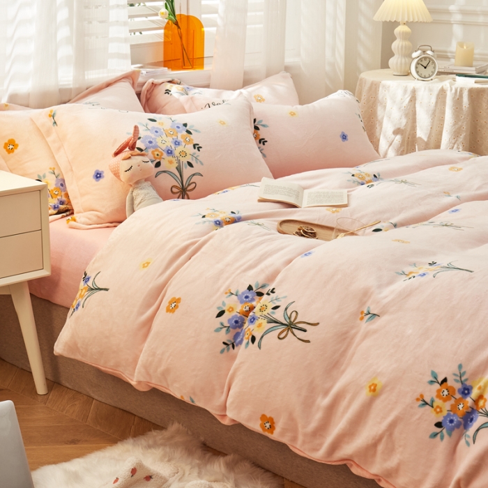 91家纺网 家纺一手货源 找家纺 佰亿莱 2024新款高克重牛奶绒印花四件套 初恋