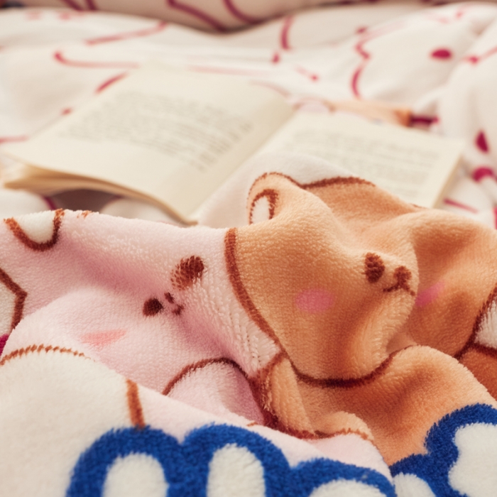 91家纺网 家纺一手货源 找家纺 佰亿莱 2024新款高克重牛奶绒印花四件套 两小无猜