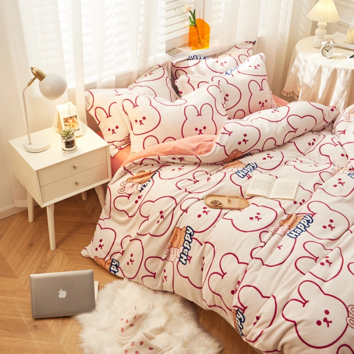 91家纺网 家纺一手货源 找家纺 佰亿莱 2024新款高克重牛奶绒印花四件套 两小无猜