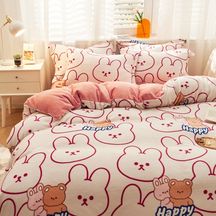 91家纺网 家纺一手货源 找家纺 佰亿莱 2024新款高克重牛奶绒印花四件套 两小无猜