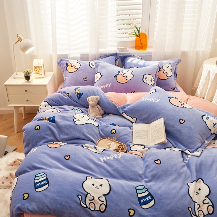 91家纺网 家纺一手货源 找家纺 佰亿莱 2024新款高克重牛奶绒印花四件套 牛奶猫