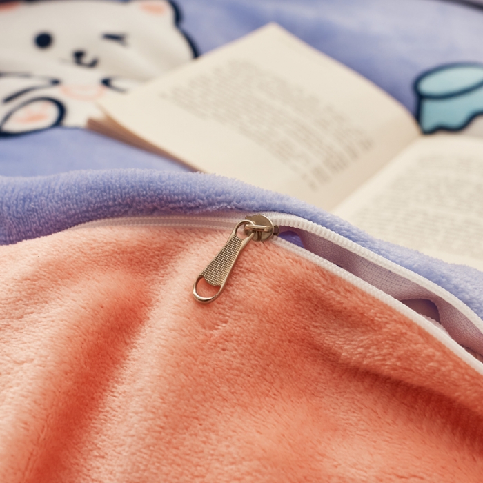 91家纺网 家纺一手货源 找家纺 佰亿莱 2024新款高克重牛奶绒印花四件套 牛奶猫