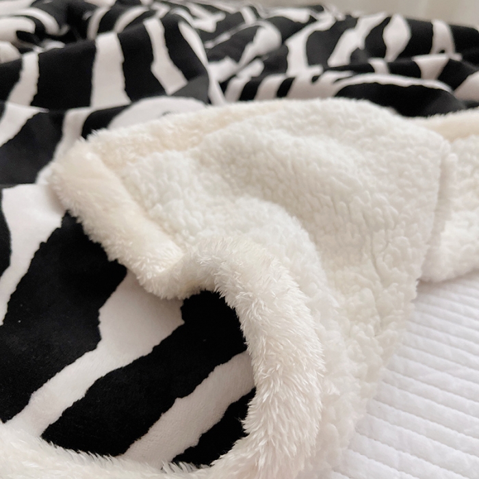 91家纺网 家纺一手货源 找家纺 雅居纺 2022新款A版牛奶绒B版羊羔绒复合毯 斑马纹