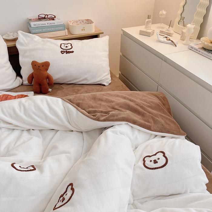 91家纺网 家纺一手货源 找家纺 雅居纺 2022新款牛奶绒毛巾绣四件套拍摄风格1 可爱熊-白咖