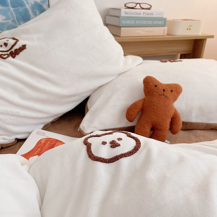 91家纺网 家纺一手货源 找家纺 雅居纺 2022新款牛奶绒毛巾绣四件套拍摄风格1 可爱熊-白咖