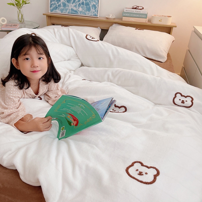 91家纺网 家纺一手货源 找家纺 雅居纺 2022新款牛奶绒毛巾绣四件套拍摄风格1 可爱熊-白咖