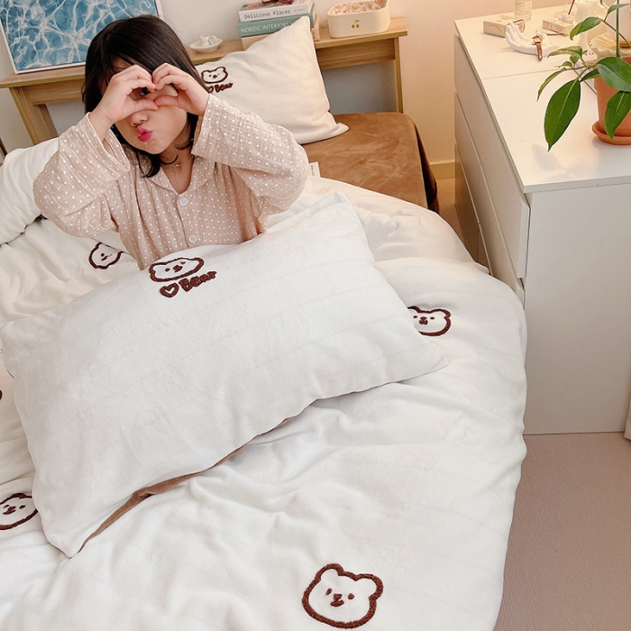 91家纺网 家纺一手货源 找家纺 雅居纺 2022新款牛奶绒毛巾绣四件套拍摄风格1 可爱熊-白咖