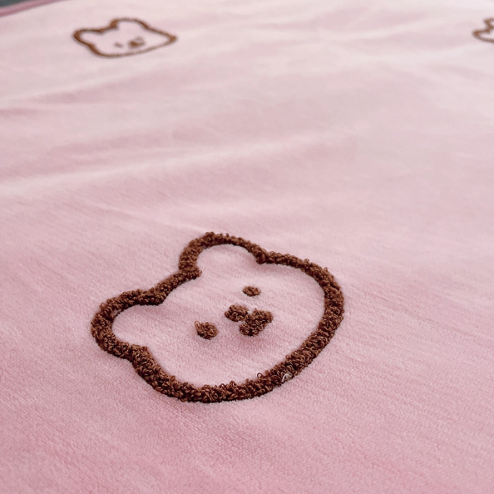 91家纺网 家纺一手货源 找家纺 雅居纺 2022新款牛奶绒毛巾绣四件套拍摄风格1 可爱熊-粉灰