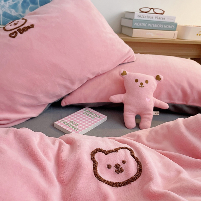 91家纺网 家纺一手货源 找家纺 雅居纺 2022新款牛奶绒毛巾绣四件套拍摄风格1 可爱熊-粉灰