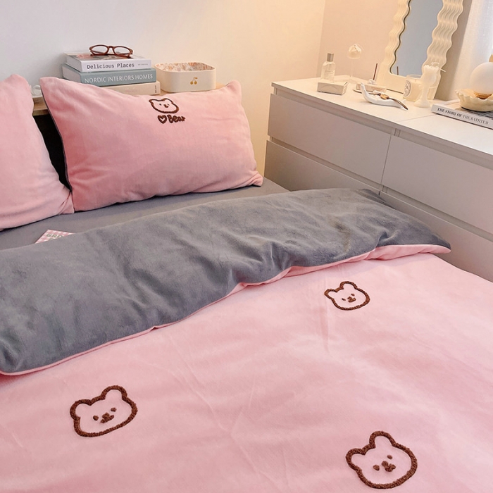 91家纺网 家纺一手货源 找家纺 雅居纺 2022新款牛奶绒毛巾绣四件套拍摄风格1 可爱熊-粉灰