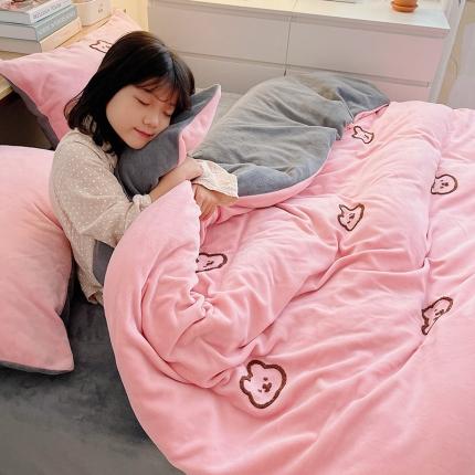 雅居纺 2022新款牛奶绒毛巾绣四件套拍摄风格1 可爱熊-粉灰