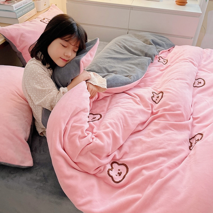 91家纺网 家纺一手货源 找家纺 雅居纺 2022新款牛奶绒毛巾绣四件套拍摄风格1 可爱熊-粉灰