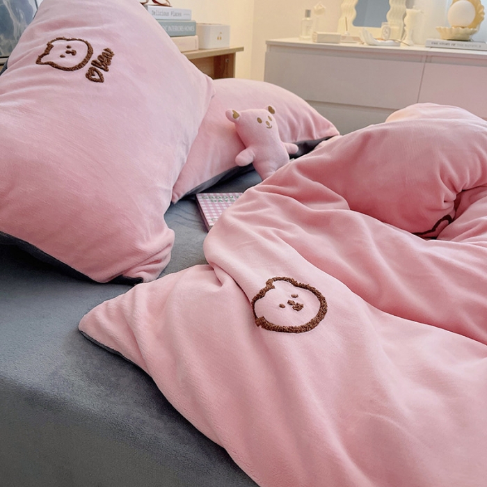 91家纺网 家纺一手货源 找家纺 雅居纺 2022新款牛奶绒毛巾绣四件套拍摄风格1 可爱熊-粉灰