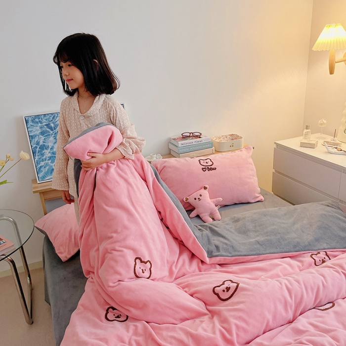 91家纺网 家纺一手货源 找家纺 雅居纺 2022新款牛奶绒毛巾绣四件套拍摄风格1 可爱熊-粉灰