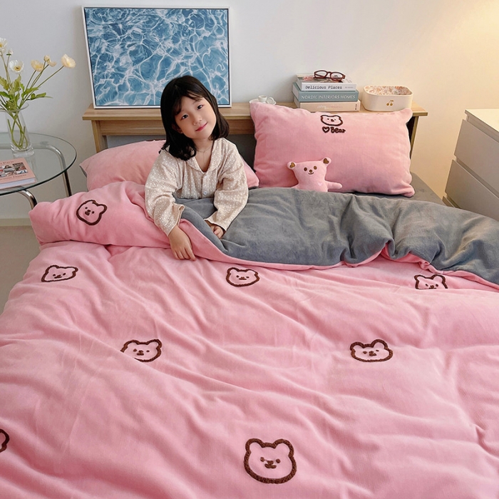 91家纺网 家纺一手货源 找家纺 雅居纺 2022新款牛奶绒毛巾绣四件套拍摄风格1 可爱熊-粉灰