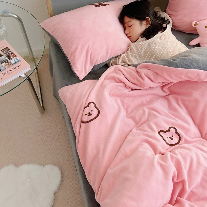 91家纺网 家纺一手货源 找家纺 雅居纺 2022新款牛奶绒毛巾绣四件套拍摄风格1 可爱熊-粉灰