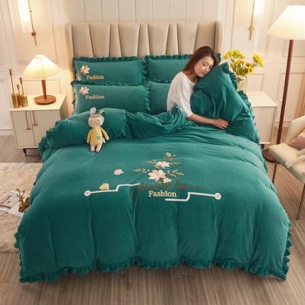 91家纺网 家纺一手货源 找家纺 恋佳居 2023新款水晶绒荷叶边毛巾绣四件套 怦然心动深绿