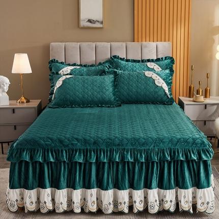 91家纺网 家纺一手货源 找家纺 宜凡家纺 2021新款水晶绒夹棉绗缝床裙三件套快乐小熊-墨绿