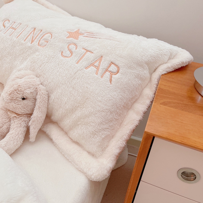 91家纺网 家纺一手货源 找家纺 雅居纺 2022新款泰迪绒绣花四件套拍摄风格1 许愿星-白