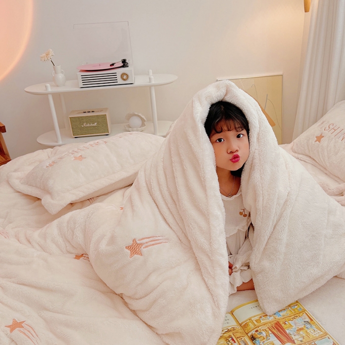 91家纺网 家纺一手货源 找家纺 雅居纺 2022新款泰迪绒绣花四件套拍摄风格1 许愿星-白