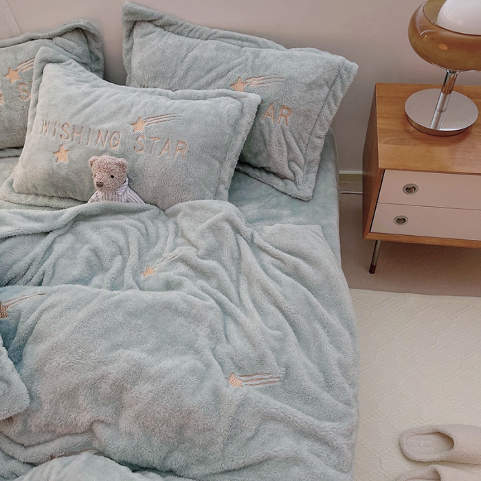 91家纺网 家纺一手货源 找家纺 雅居纺 2022新款泰迪绒绣花四件套拍摄风格1 许愿星-蓝