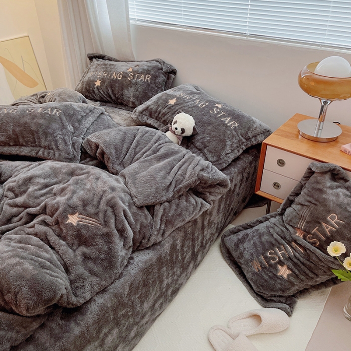 91家纺网 家纺一手货源 找家纺 雅居纺 2022新款泰迪绒绣花四件套拍摄风格1 许愿星-深灰