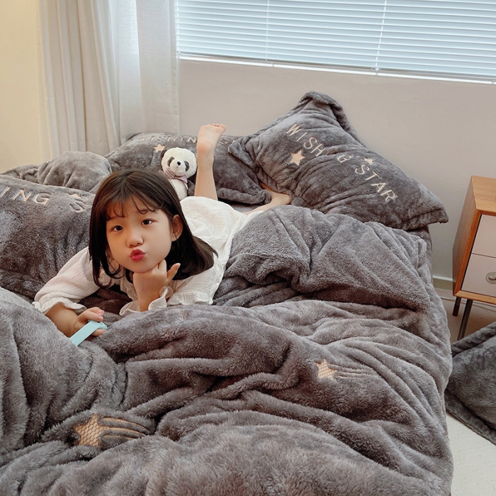 91家纺网 家纺一手货源 找家纺 雅居纺 2022新款泰迪绒绣花四件套拍摄风格1 许愿星-深灰