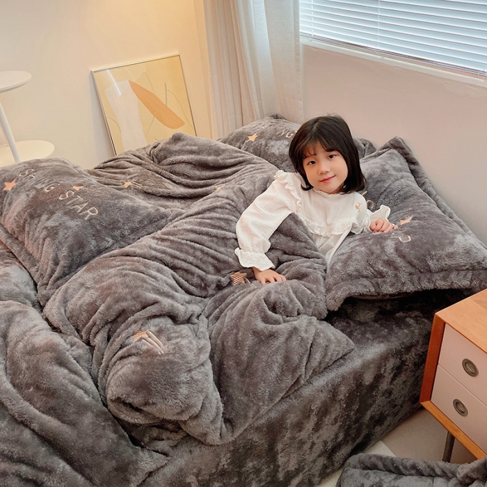 91家纺网 家纺一手货源 找家纺 雅居纺 2022新款泰迪绒绣花四件套拍摄风格1 许愿星-深灰