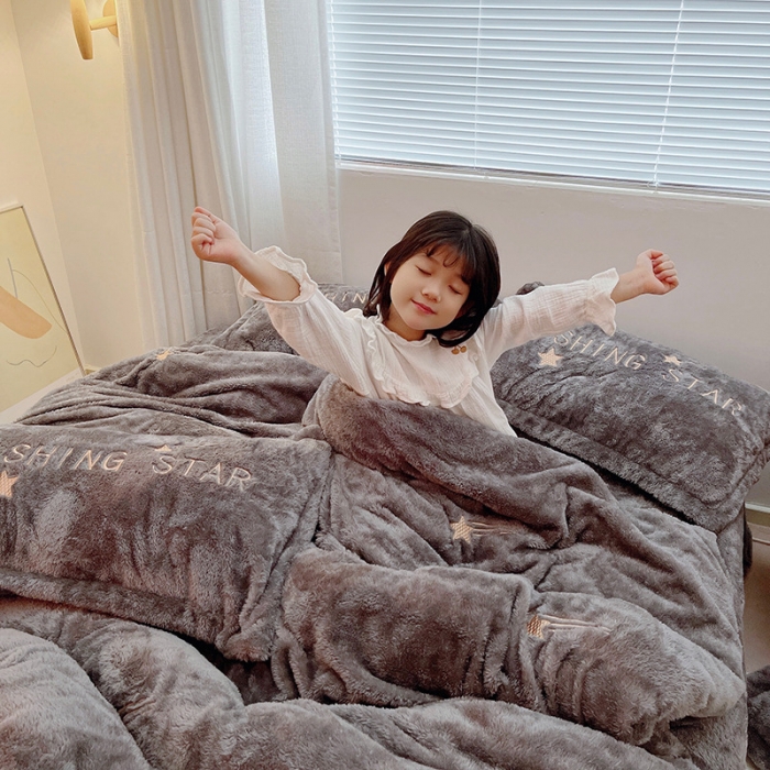 91家纺网 家纺一手货源 找家纺 雅居纺 2022新款泰迪绒绣花四件套拍摄风格1 许愿星-深灰