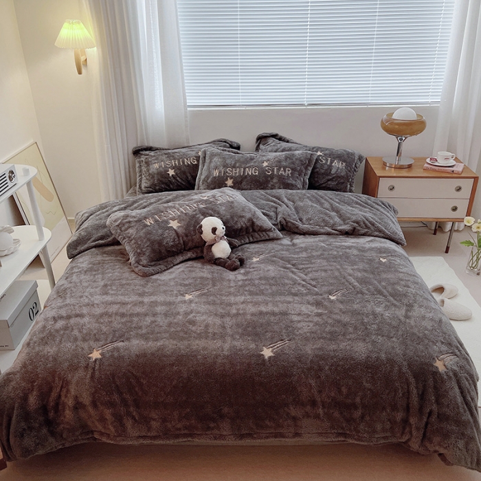 91家纺网 家纺一手货源 找家纺 雅居纺 2022新款泰迪绒绣花四件套拍摄风格1 许愿星-深灰