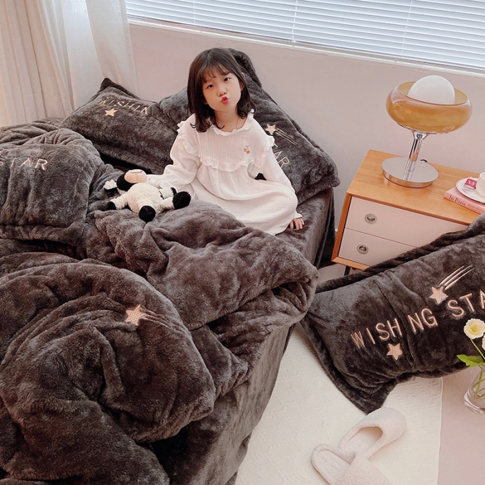 91家纺网 家纺一手货源 找家纺 雅居纺 2022新款泰迪绒绣花四件套拍摄风格1许愿星-优雅灰