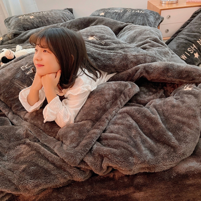 91家纺网 家纺一手货源 找家纺 雅居纺 2022新款泰迪绒绣花四件套拍摄风格1许愿星-优雅灰