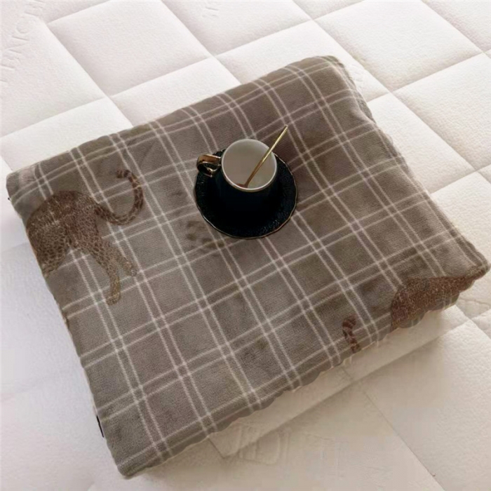 91家纺网 家纺一手货源 找家纺 卡奥AB版加厚复合云毯法莱绒毛毯空调休闲毯沙发盖毯 格子豹