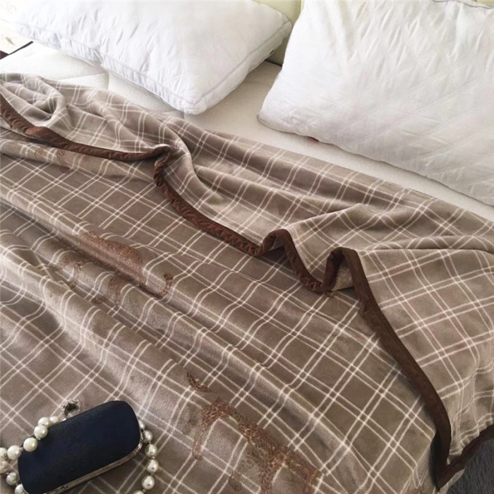 91家纺网 家纺一手货源 找家纺 卡奥AB版加厚复合云毯法莱绒毛毯空调休闲毯沙发盖毯 格子豹