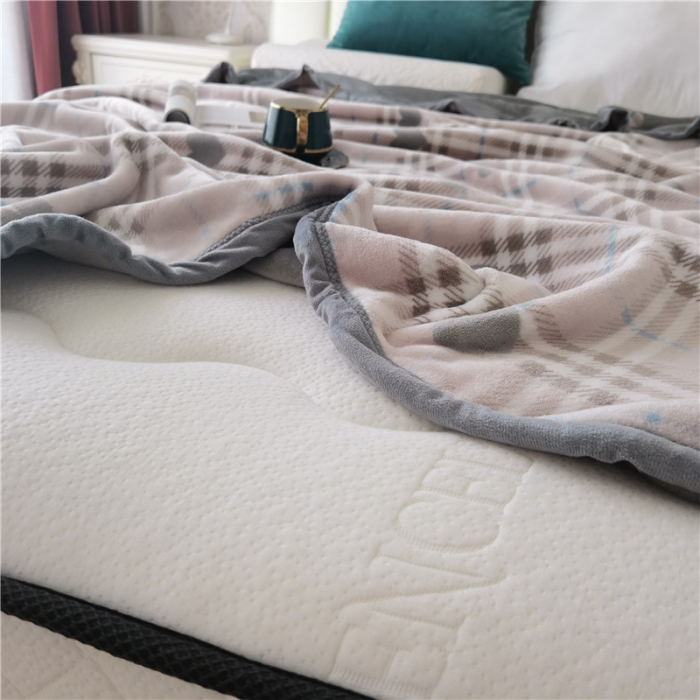 91家纺网 家纺一手货源 找家纺 卡奥AB版加厚复合云毯法莱绒毛毯空调休闲毯沙发盖毯粉格