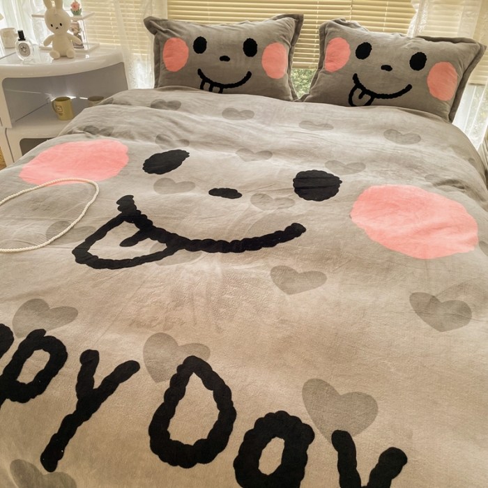 91家纺网 家纺一手货源 找家纺 慕尚 2022新款北欧牛奶绒大版四件套实拍图 可爱笑脸