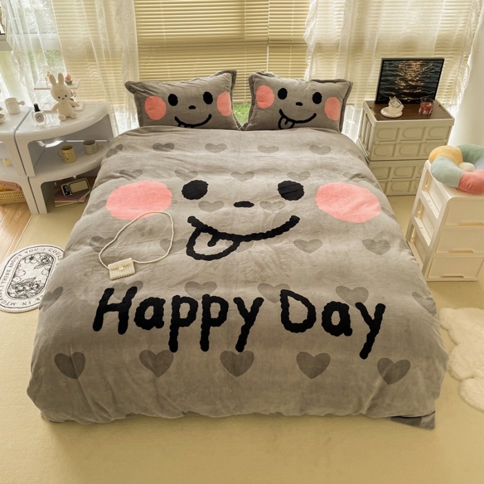 91家纺网 家纺一手货源 找家纺 慕尚 2022新款北欧牛奶绒大版四件套实拍图 可爱笑脸