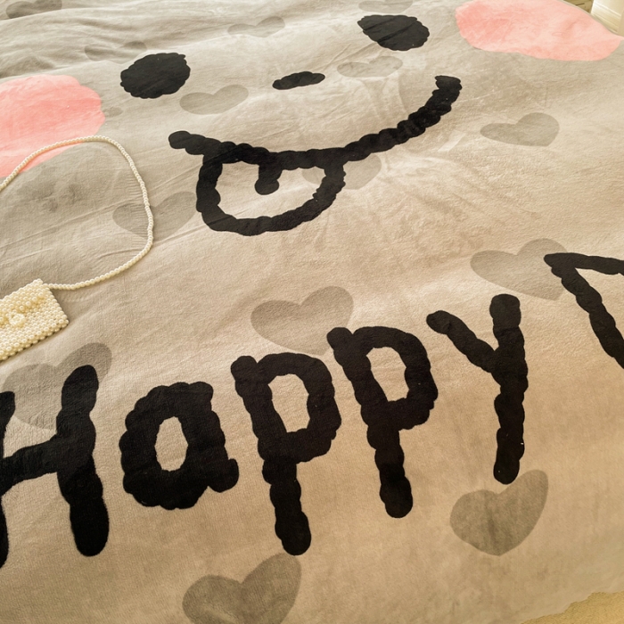 91家纺网 家纺一手货源 找家纺 慕尚 2022新款北欧牛奶绒大版四件套实拍图 可爱笑脸