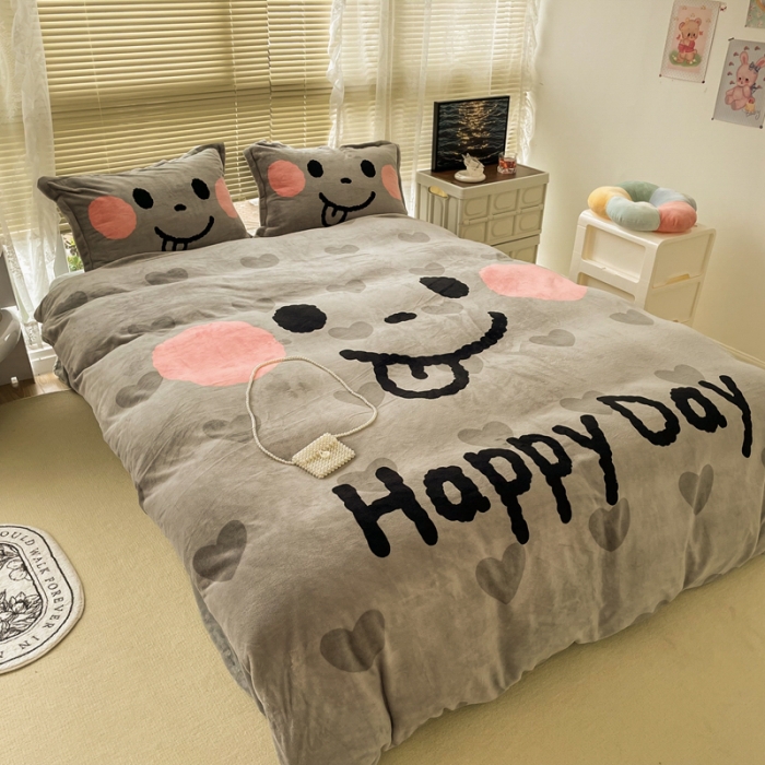 91家纺网 家纺一手货源 找家纺 慕尚 2022新款北欧牛奶绒大版四件套实拍图 可爱笑脸