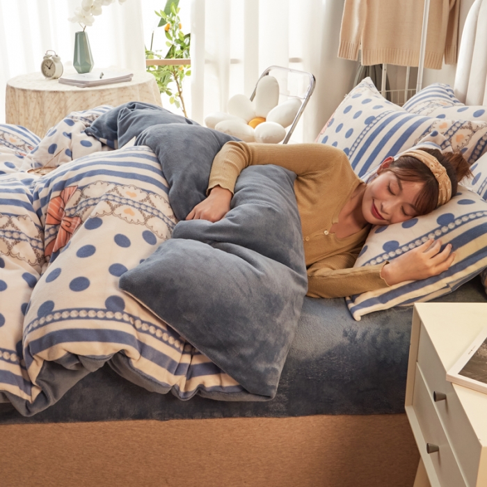 91家纺网 家纺一手货源 找家纺 寐居家纺 2021新款牛奶绒单被套棚拍图 波点诱惑