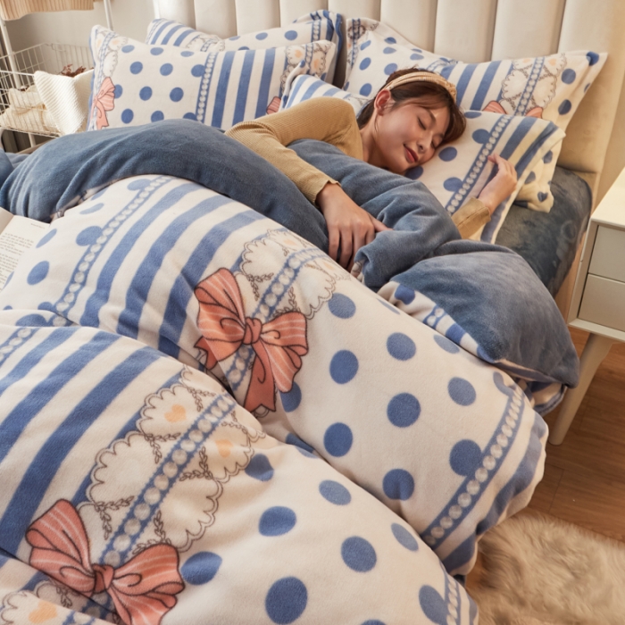 91家纺网 家纺一手货源 找家纺 寐居家纺 2021新款牛奶绒单被套棚拍图 波点诱惑