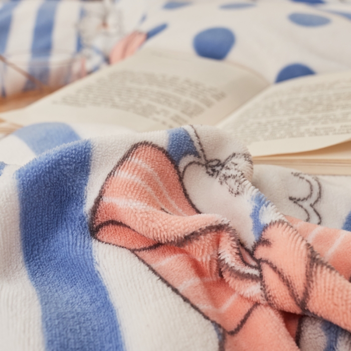 91家纺网 家纺一手货源 找家纺 寐居家纺 2021新款牛奶绒单被套棚拍图 波点诱惑